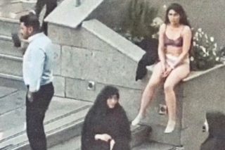 Στιγμιότυπο από βίντεο με τη νεαρή φοιτήτρια να έχει πετάξει τα ρούχα της
